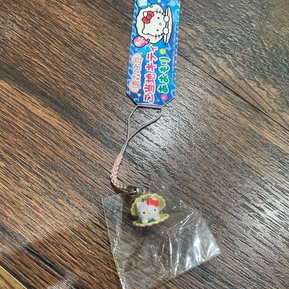 Hello Kitty in Clam Charm Lanyard - Picture 1 of 2